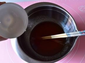 加枧水搅拌均匀，再加入色拉油搅拌均匀