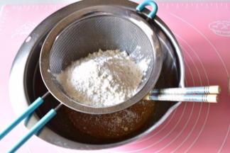 面粉过筛加入糖浆中，和成光滑的面团