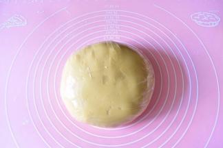 用保鲜膜包好，放入冰箱中松弛1小时即可