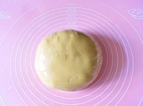 用保鲜膜包好，放入冰箱中松弛1小时即可