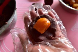 放入咸蛋黄或者板栗