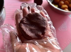 将豆沙分成30份，搓圆压扁平摊手中