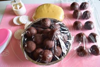 将冰箱里的面团取出，分割成30等份。与包豆沙蛋黄同手法，轻压包起收口搓圆