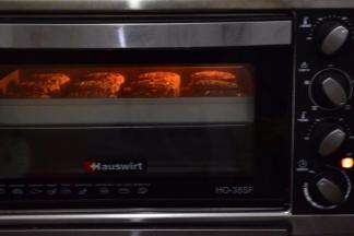 月饼坯表面喷水，烤箱200度预热，中层烘烤约5分钟，到表面上色出炉