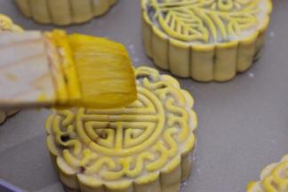 刷上蛋液，一层薄薄的就可以了，再次烘烤，大概15分钟，表面金黄色即可出炉