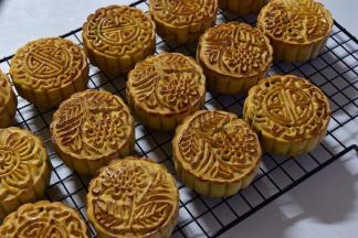 烤好的月饼晾凉，密封，回油后即可食用