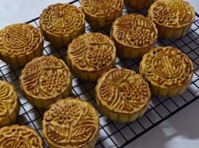 烤好的月饼晾凉，密封，回油后即可食用