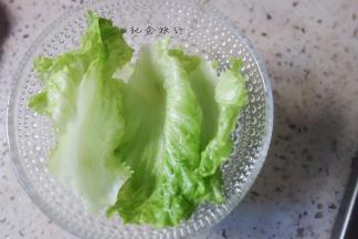 1、	各种水果蔬菜洗净备用，碗里垫上生菜