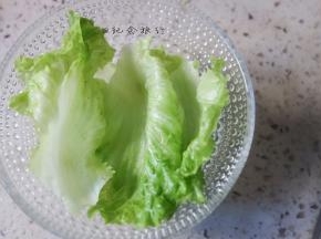 1、	各种水果蔬菜洗净备用，碗里垫上生菜