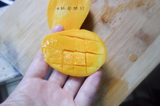 2、	芒果切粒，还有两片画十字翻起来