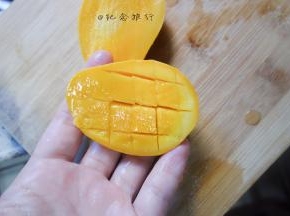2、	芒果切粒，还有两片画十字翻起来