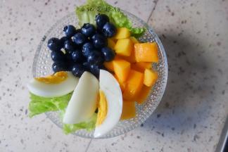 4、	将水煮蛋切块摆好