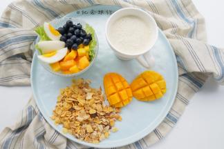 6、	摆盘，放上麦片 早餐就完成了