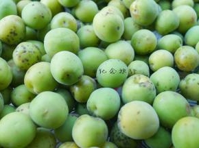 这个是17年的青梅6月份刚买的 比去年的绿很多 但是也很多烂的我都一个个挑出来 这些结疤的就算了还可以用的
