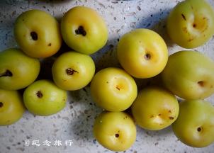 2、挖去果蒂并晾干
不需要切开，整颗放入玻璃瓶（切开的话泡好后成品酒就不清透了）。

