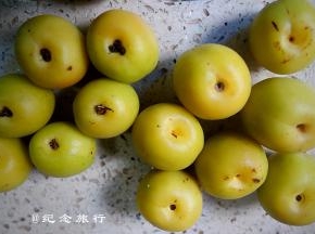 2、挖去果蒂并晾干
不需要切开，整颗放入玻璃瓶（切开的话泡好后成品酒就不清透了）。

