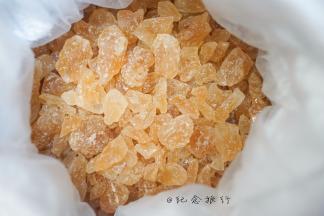 3、准备好材料比例
青梅：白酒：冰糖=1:1:0.65冰糖比例按个人增减），去年的比例冰糖放了0.7，某人说太甜，今年就降低冰糖比例，要是更加不喜欢甜的可以减到0.5，但是青梅本身是很酸的，所以减太多可能成品酒会较酸难入口哦。

这个是今年新买的冰糖更小块一些的
