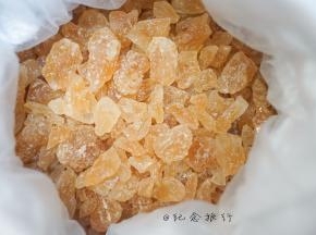 3、准备好材料比例
青梅：白酒：冰糖=1:1:0.65冰糖比例按个人增减），去年的比例冰糖放了0.7，某人说太甜，今年就降低冰糖比例，要是更加不喜欢甜的可以减到0.5，但是青梅本身是很酸的，所以减太多可能成品酒会较酸难入口哦。

这个是今年新买的冰糖更小块一些的
