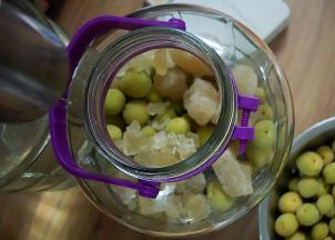 5、装瓶
我这个二十斤的瓶子，可以做9斤青梅：九斤白酒：五斤八黄冰糖（已经很满很满了），保守点可以八斤五的材料做
