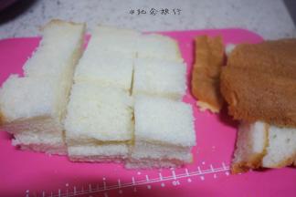 将厚吐司切块备用