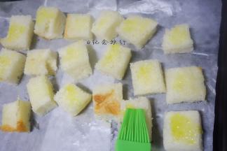 橄榄油刷吐司丁正反两面
