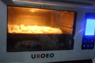 烤箱预热170度后放入烤15-20分钟表面微黄即可