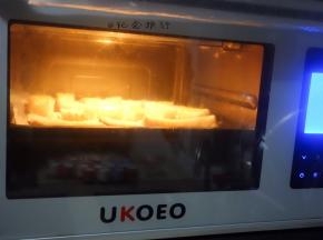烤箱预热170度后放入烤15-20分钟表面微黄即可
