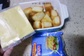 取出面包摆在烤碗里放上芝士片 170度五分钟