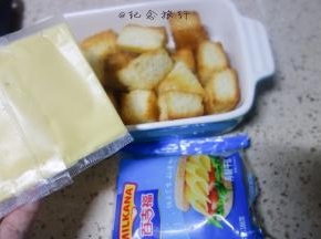 取出面包摆在烤碗里放上芝士片 170度五分钟