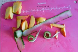 期间把油桃、黄瓜、玉米粒、水煮蛋都切好备用