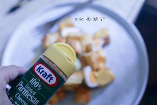 将做好的吐司丁取出摆盘 撒上干酪粉即可