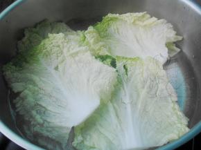 白菜叶切去菜帮，放沸水中焯水