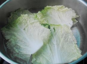 白菜叶切去菜帮，放沸水中焯水
