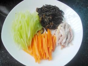 莴笋去皮切丝；培根切丝；胡萝卜去皮切丝；木耳泡发切丝