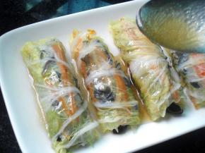 用油起锅，加适量清水煮开，调入盐、水淀粉和蚝油煮成稠汁，浇在白菜卷上即可