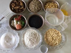 准备好所需的材料，糯米粉提前炒熟至微黄，放凉待用