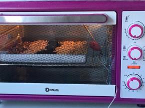 坚果类切碎，放入烤箱，160度烤10分钟左右，待用