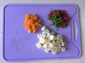 桔饼、冬瓜糖、红绿丝切碎待用