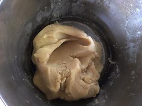 用手揉成面团，至无干粉