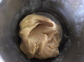用手揉成面团，至无干粉