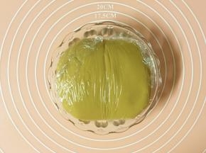 把揉好的面团盖上保鲜膜静置2个小时