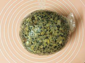 做好的五仁馅装入保鲜袋静置半小时
