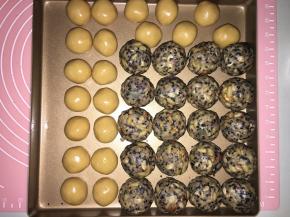 静置好以后，将饼皮和五仁馅各分成20份