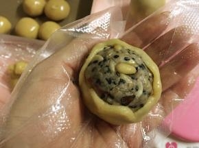 将面团放于左手虎口位置，从底部向上推面皮