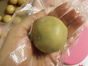 让面皮慢慢的包裹在馅上，最后收口滚圆