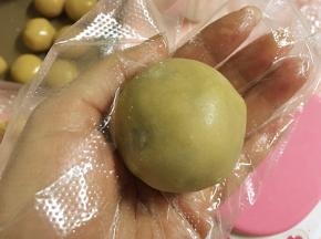 让面皮慢慢的包裹在馅上，最后收口滚圆