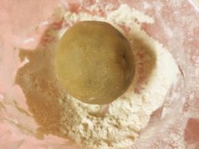 沾少许炒熟的糯米粉防粘