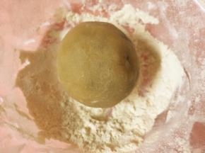 沾少许炒熟的糯米粉防粘
