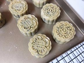 漂亮的花型就出来了，表面喷洒一层水（少许）