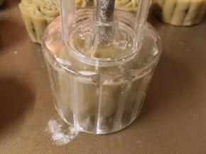 月饼模具轻轻的扣到面团上面，力度均匀地向下压紧